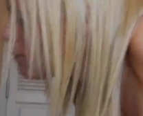 Sexy Blondine Babe Saugt Schwanz Für Einen 2-Hand-Cumshot