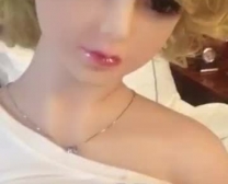 Sexy Lucy Puppe Auf Dem Boden Gepflügt