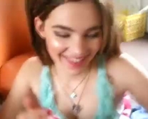 Hermosa Rubia Aficionada Posando Y Burlas En La Webcam