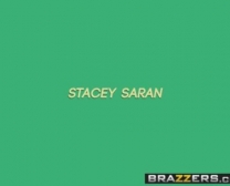 Stacey Saran Hat Einen Anrufenden Anruf Mit Einem Sexy Jobangebot, Einem Geilen, Kahlen Kerl