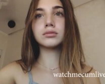 Hermosa Adolescente Europea Con Ojos Azules Come Corrida Después De Gangbangs Hardcore