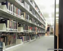 Sexy British Library Slut Spinge Un Giocattolo Del Sesso Nella Sua Figa E Poi Lo Soddisfa Con Una Delle Sue Figa.