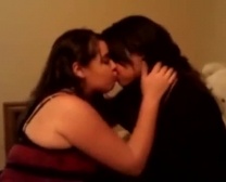 Las Lesbianas Están Haciendo El Amor En La Sala De Estar, Mientras Que Alguien Está Haciendo Un Video En Secreto.