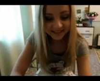 Zoete Blonde Amateur Tiener Masturbeert Op Webcam.
