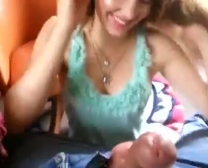 Deux Couples De Brun Magnifiques Ayant Une Sperme Sphérique Sur La Webcam