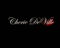 Sexy Cherie Deville Zuigen En Rijden Op Een Dildo