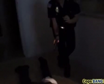 Cops Busting Girl All'interno Di Una Stazione Di Polizia
