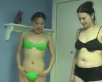 Due Ragazze Nude Che Mostrano Wanes