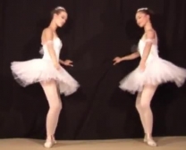 Die Japanische Ballerina In Der Sexy Weißen Wäsche Ist Auf Einem Overall Und Kniend Auf Dem Boden.