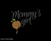 Hete Ladyboy Masturbeert Haar Kont Tijdens Solo-Videosegieten