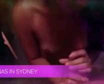 Sydney Está Jodiendo A Dos Hombres Mayores Al Mismo Tiempo Y Gimiendo Del Placer Al Tener Orgasmos