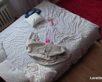 فتاة مظهر رائعة تحصل مارس الجنس في سريرها، بينما صديقها على ركبتيها