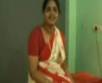 كانت سيدة هندية سيئة تظهر لها كس حلق تماما، بينما كان زوجها يراقبها في العمل