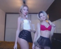 Két Vékony Leszbikus Különböző Szexuális Játékokat Használ, Miközben Szép Házi Videó Van.