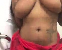 Ebony En Topless Frota Su Coño Con Su Consolador