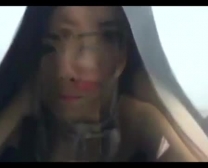 Petite Asian Laska Śladuje Jej Owłosione Cipki Podczas Robienia Wideo Z Dużym Dildo.