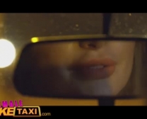 O Taxista Sexy Com Grandes Jarros De Leite Está Tendo Uma Aventura Sexual Interracial Com Um Cara Negro Tesão.