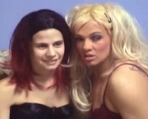 Sexy Lesbijki Twinks W Akcji Grupowej.