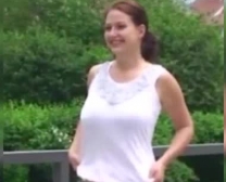 امرأة سمراء عارية في قميص أخضر يستمناء، لأنها تشعر بتحسن كبير من تناول الطعام