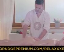 Sexy Massaggiatore Di Ebano Che Lavora Al Suo Cliente.