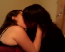 Las Lesbianas Están Haciendo El Amor Entre Sí Y Una Niña, Frente A Una Cámara Oculta.