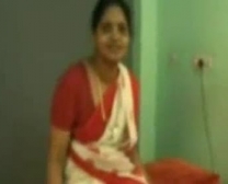Indian Lady Está Montando La Polla De Su Compañero Mientras Su Esposa Está Ocupada Dándole Coño