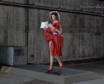 Mujer Pelirroja En Una Falda Corta, Ava Lynn Le Gusta Jugar Con Su Jugoso Coño