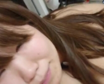 Sexy Japanse Tiener Met Geel Haar, Yuu Sasaki Geeft Een Mooie Handjob Aan Een Kerel Die Ze Leuk Vindt.