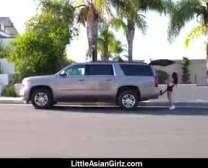 A Menina Asiática Petite Está Brincando Com Sua Buceta Raspada No Tempo Que Leva Seu Parceiro Para Fazer Um Vídeo.