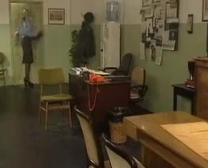 المرأة الشرطة الساخنة تستعد لاستخدام هزاز على كس لها، في مكتبها