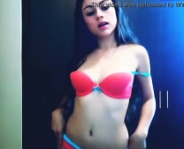 Twee Sexy Latina-Tieners Invictus Aanbidden Op Het Bed.