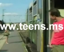 Duas Jovens Putas Estão Sendo Fodidas No Ônibus E Desfrutando De Cada Segundo Dele.