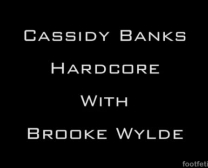 Cassidy Banks Est Une Écolière Asiatique Qui Aime Obtenir Sa Chatte Poilue Stimulée Par Sa Maman.