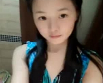 Mignonne Suzane Chine Apprend À Donner La Tête Pour La Première Fois, Tout En Obtenant Une Éjaculation Faciale.