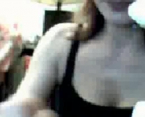 Sexy Reife Frau Blinkt Ihre Brüste Vor Der Webcam.