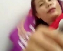 A Menina Asiática Amadora Vai Para Um Puxão Pussie Na Cam