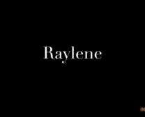 Raylene Es Un Bebé Deslumbrante Que Le Gusta Sentir Gran Consolador Dentro De Su Coño Mojado.