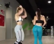 Lesbianas Sexy Bailando En El Polo.