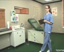 Teen Redhead Krankenschwester, Die Den Patienten Wichst