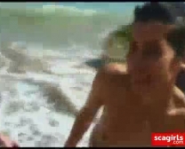 Trenes En El Video De La Playa Con Bragas Kinky Que Se Mueven.