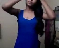 Sexy Indisches Mädchen, Das Ihren Kurvigen Arsch Zeigt.