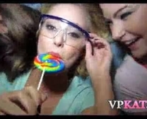 Le Ragazze Adorabili Stanno Caricando Qualche Video Del Loro Allenamento In Questo Incredibile Video Porno Trio