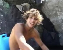 Kinky Tiener Surfer Naakt In De Oceaan.