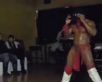 Tancerz Busty Śmietany Pokazuje Jej Wspaniałe Ciało Z Butami Na Ogromnym Opalenizmieniu