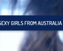 Adolescente Australiano Quente Que Dá A Cabeça Ao Ar Livre.