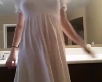 Indossando Un Vestito Bianco Slut Wrecker Figa È Tutto Il Capezzolo Di Cui Hai Bisogno