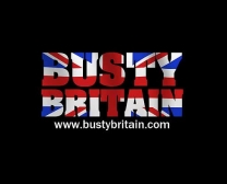Busty British Girl, Beth Banner Zeigt Ihre Sexy Tölpel Mit Sexuellen Therapeuten.