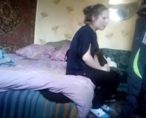 فتاة الهواة الروسية تلعب بوسها ، بينما صديقها يراقبها في العمل.