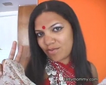 Chubby Indian Woman Está Jugando Con Sus Jarras De Leche Y Su Chico Cachondo Frente A Su Esposo Cachondo