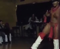 Nubische Danseres Verleidt Een Man Met Geweldig Lichaam En Geeft Hem Een Sappige Harde Lul Op Een Zijdeur